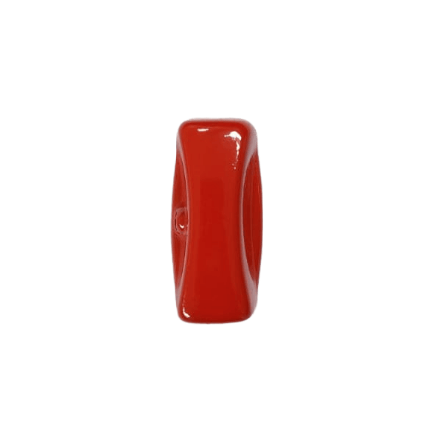 Un tubo de esmalte de uñas de color rojo