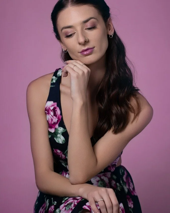 Color tells a story before you even say a word. 🌸 Whether it&rsquo;s bold and vibrant, soft and serene, or sleek and modern, using color in your branding portraits instantly sets the tone for how people experience your brand.
Your images should feel