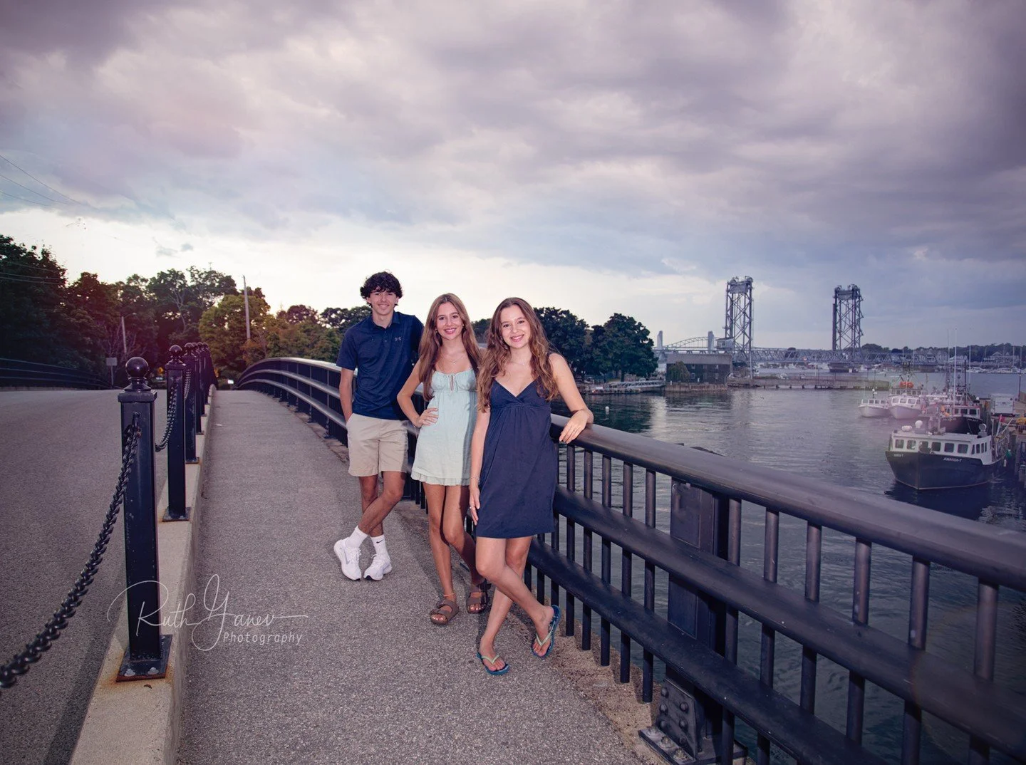Fall colors don&rsquo;t last long in New Hampshire 🍁 October is the perfect window to capture your family before the leaves (and the temps) drop.
📸 You&rsquo;ll thank yourself when holiday card season rolls around and your portraits are already don