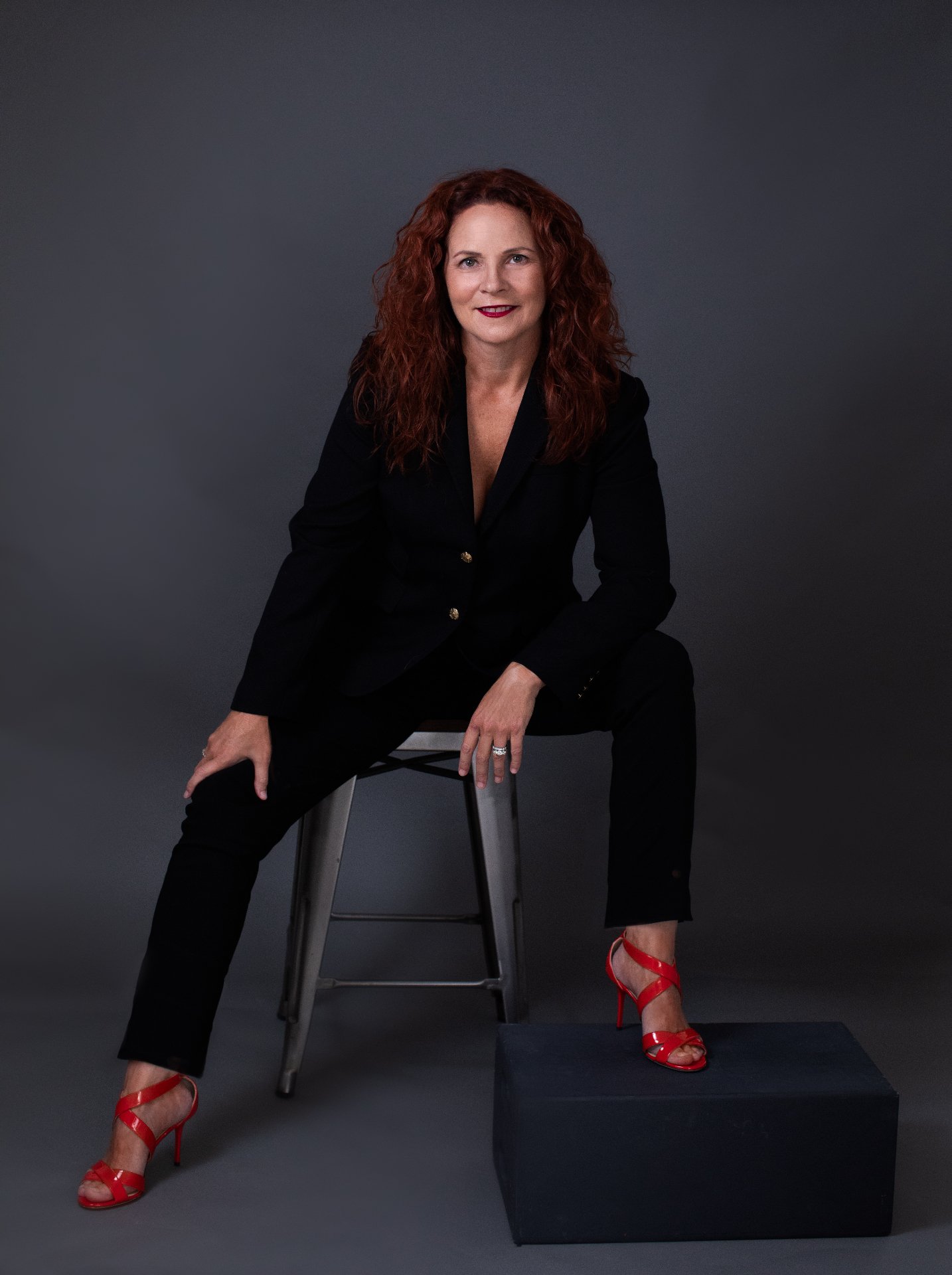 There are women who speak about confidence.� And then there are women who embody it.
Dr. Robin Buckley is the latter.
Relationship and executive coach. �Feminist.�TEDx speaker.�The kind of presence that doesn&rsquo;t ask for the room, she simply owns