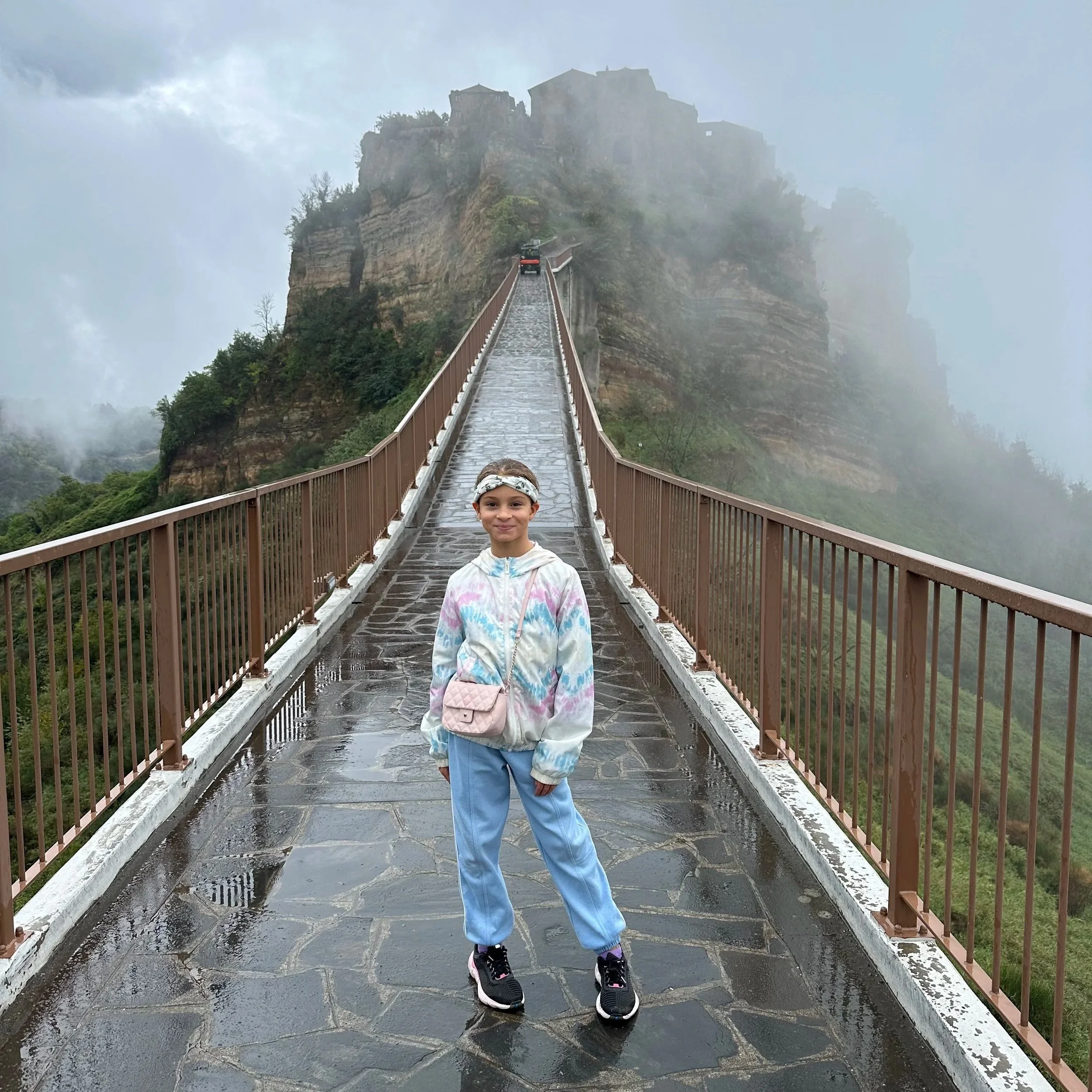 Ponte pedonale di Civita di Bagnoregio circondato dalla nebbia