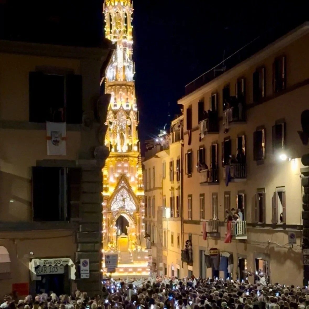 Macchina di Santa Rosa portata a spalla tra le stradine di Viterbo, circondata dalla folla
