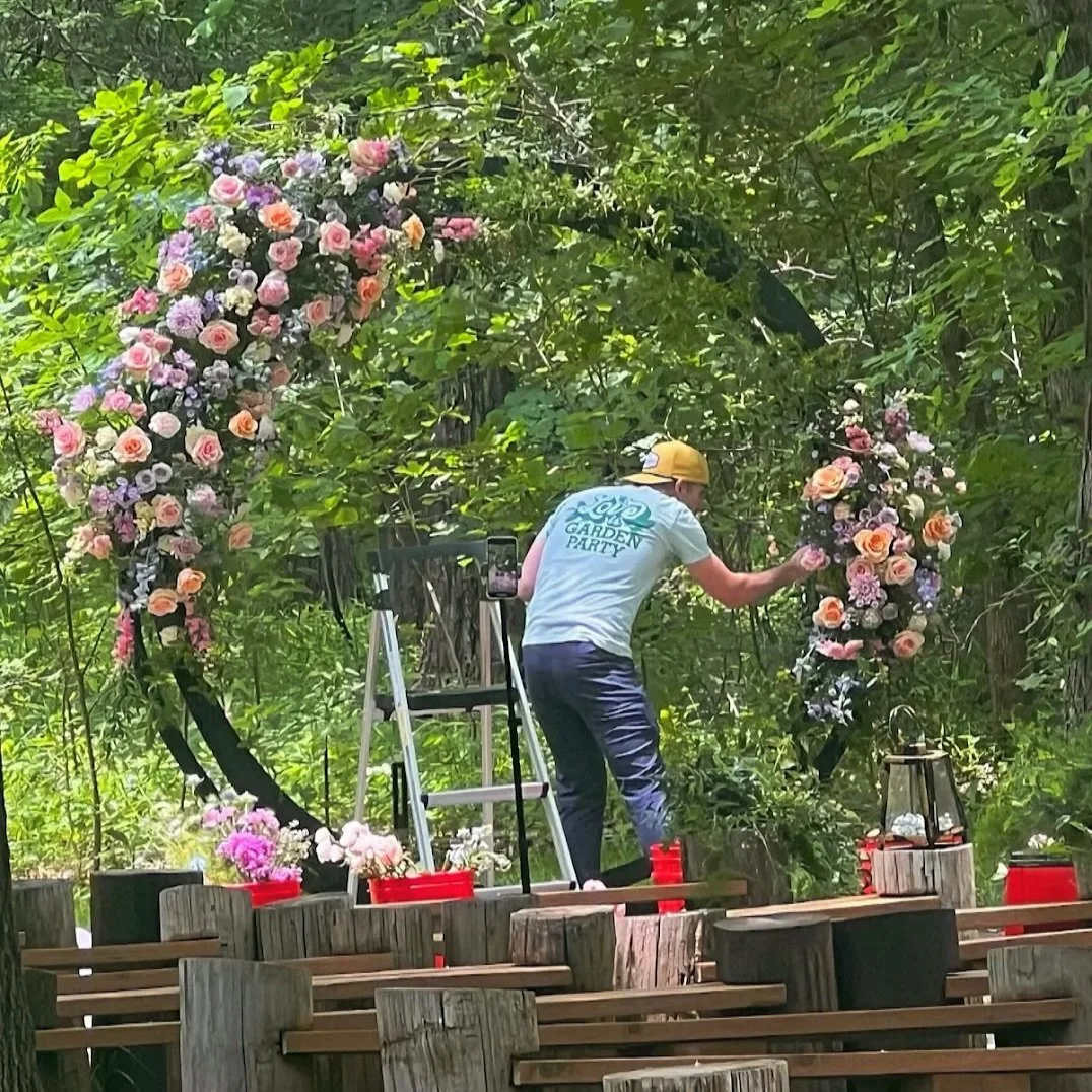 While most people are winding down for the weekend, we&rsquo;re just getting started ✨ Big blooms, big installs, and a whole lot of ladder climbing - it&rsquo;s fall wedding season, and we wouldn&rsquo;t have it any other way! 💐🙌 Here&rsquo;s to we