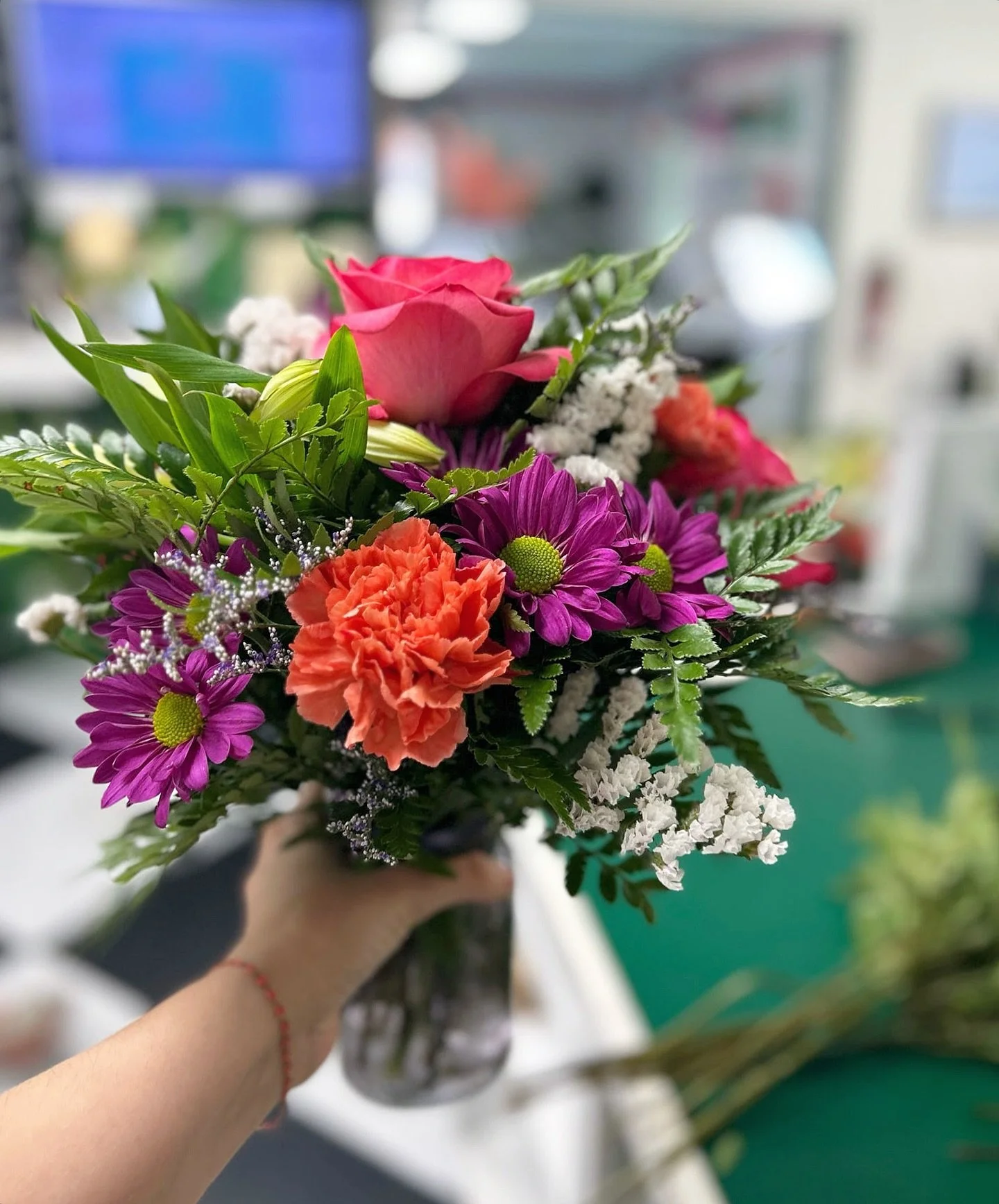 Happy Saturday! May your day be filled with color and sunshine ☀️🌸 Treat yourself (or someone you love) to fresh flowers today! We are open - designing and delivering - 10-2 today. 🚚✨