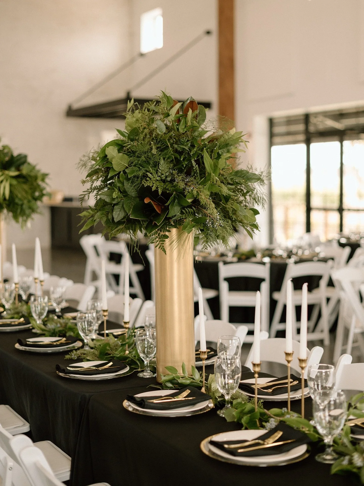 A little drama. A lot of greenery. Endless style. 🌿💚✨ Still dreaming of your wedding vibe? Let&rsquo;s bring it to life.
📷 @bree_record_photo 
📍 @therangeok