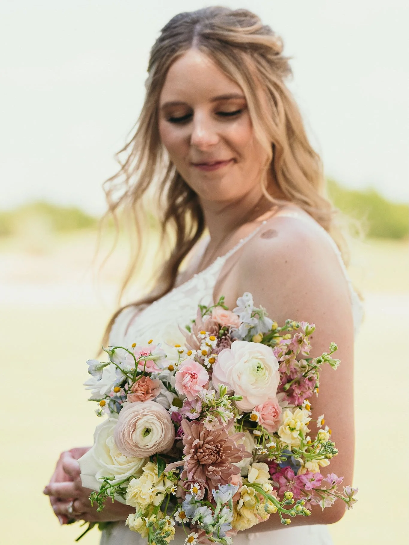 A wedding that felt like walking through a secret garden - layered with light, soft pastels, and greenery that framed every moment just right. 🌿🌸✨
📷 @lizthronephotography 
📍 @therangeok