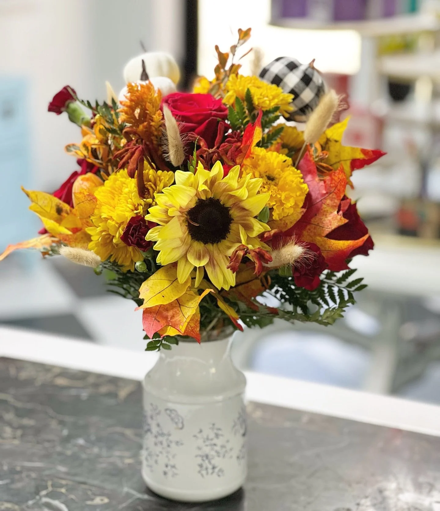 Midweek pick-me-up, but make it fall! 🍂🌻 Bright sunflowers, cozy textures, and a little buffalo check - everything you need to turn your Wednesday around.
✨ Order your midweek blooms before 3PM for same-day delivery! 🚚