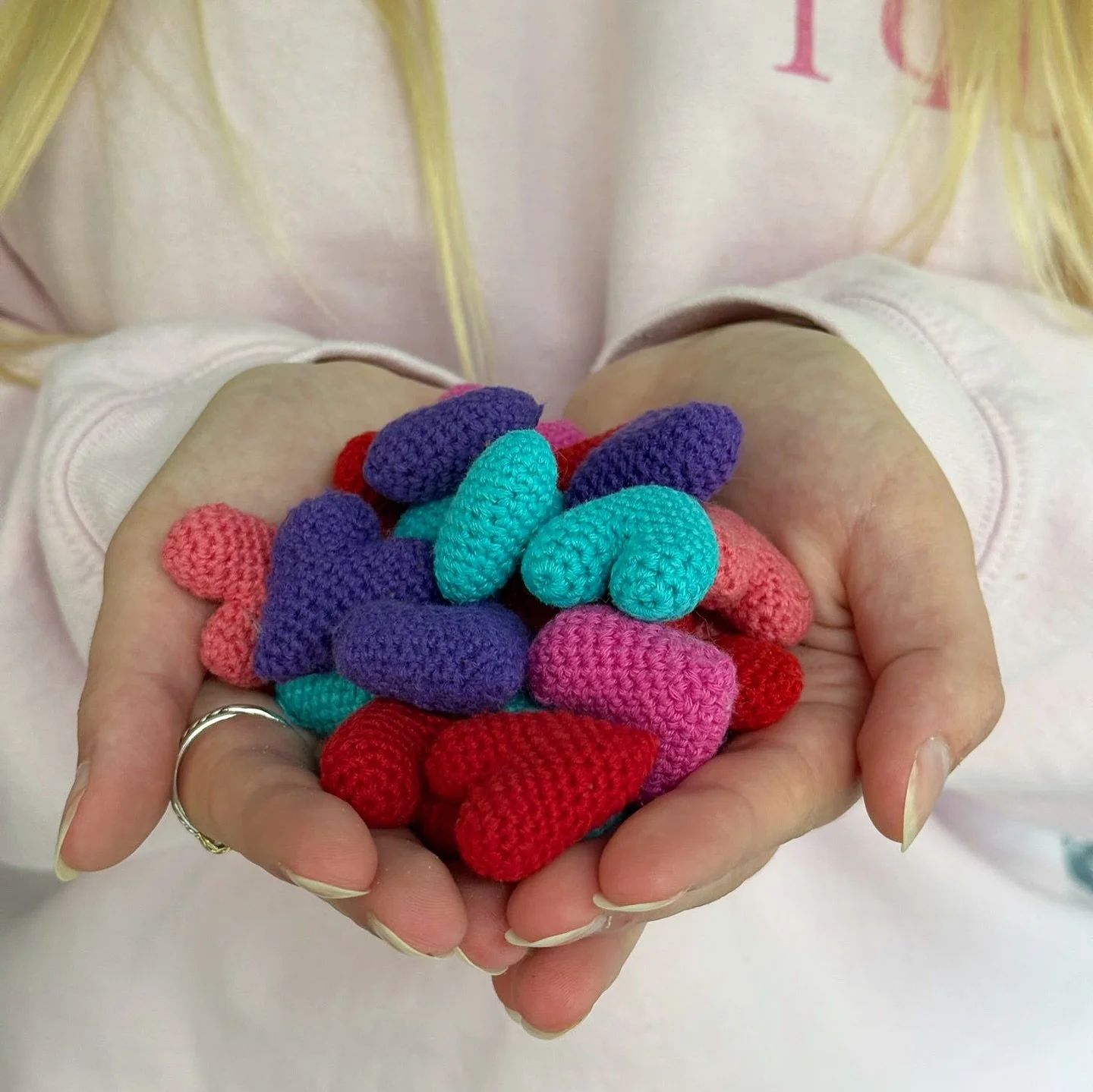 A handful of love 🫶 Mini crocheted hearts are just $2 and the perfect little add-on to your flowers 🧶💐 Add a few at checkout or swing by the shop! 🩷🩵❤️💜
