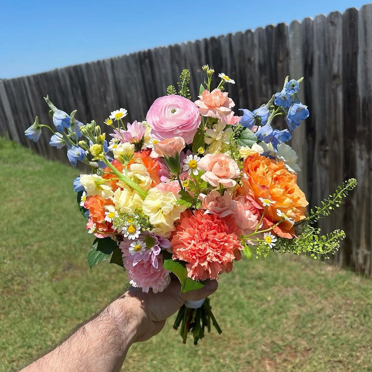 No two weddings are the same ➡️ and neither are these bridesmaid bouquets 🌿💐 We&rsquo;ll never get tired of a good bouquet lineup. 🤍