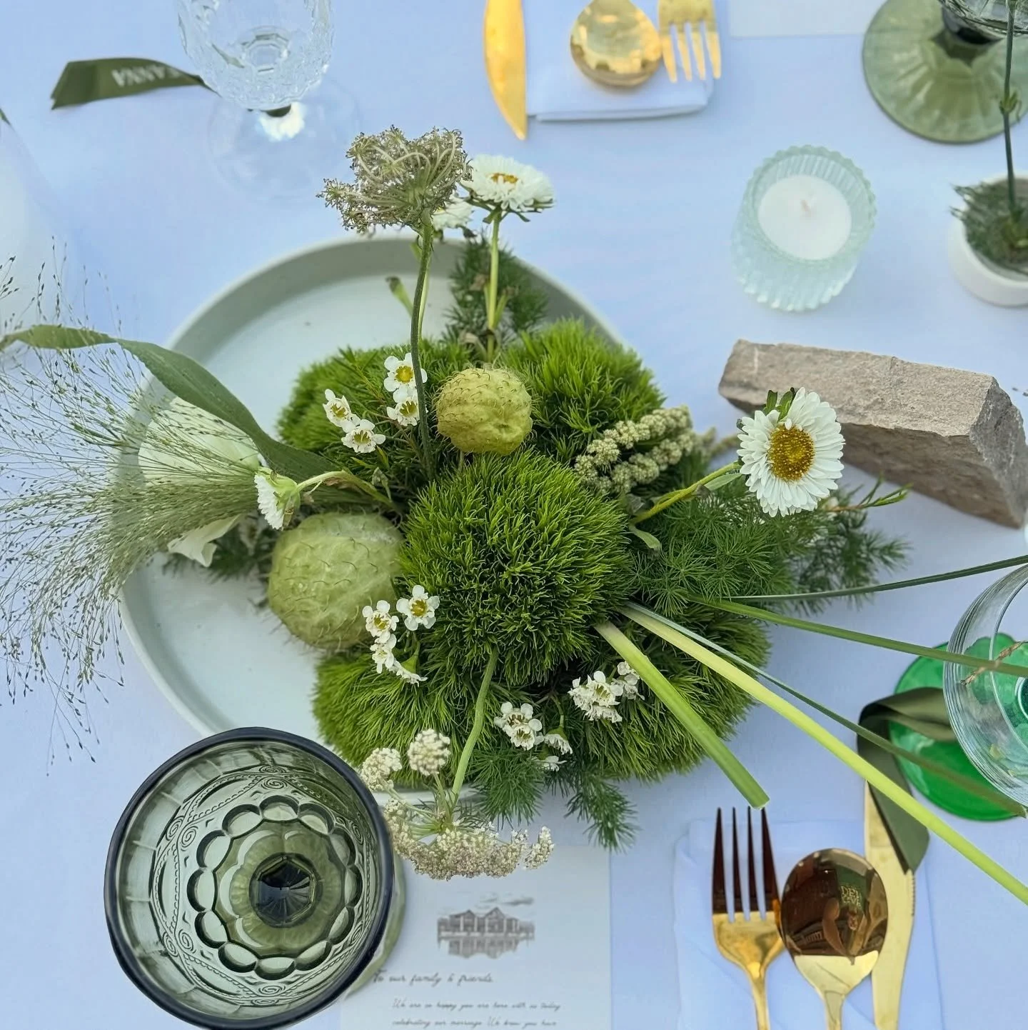 Who says neutral can&rsquo;t be bold? These funky, organic centerpieces made the guest family-style tables feel fresh, sculptural, and just a little bit wild &mdash; our favorite combo. 🤍🌿