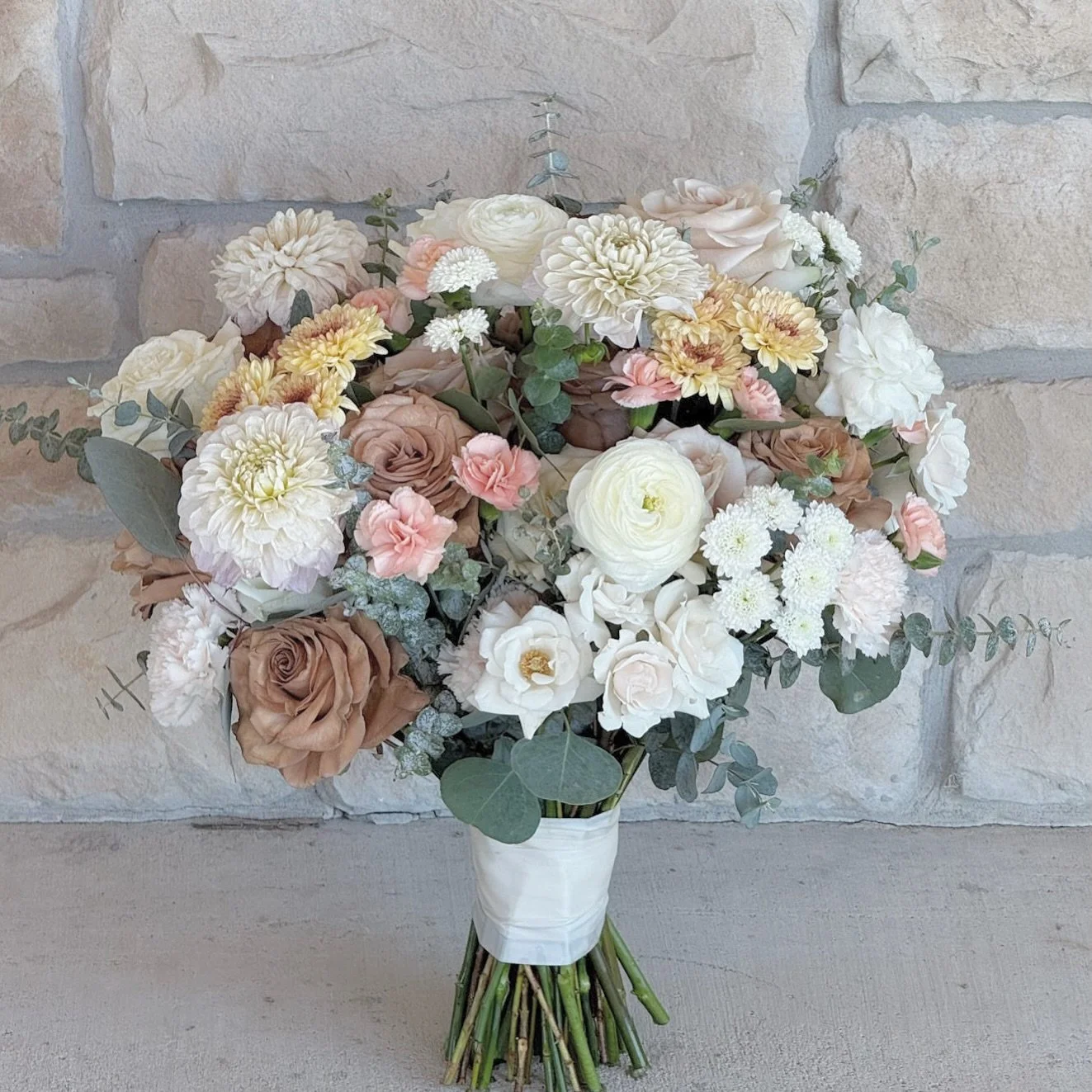 Soft blooms, warm autumn vibes, and the bouquet of your dreams 🌾✨ Have Garden Party design your perfect fall bridal bouquet - schedule your consultation today! Booking 2026 and 2027.