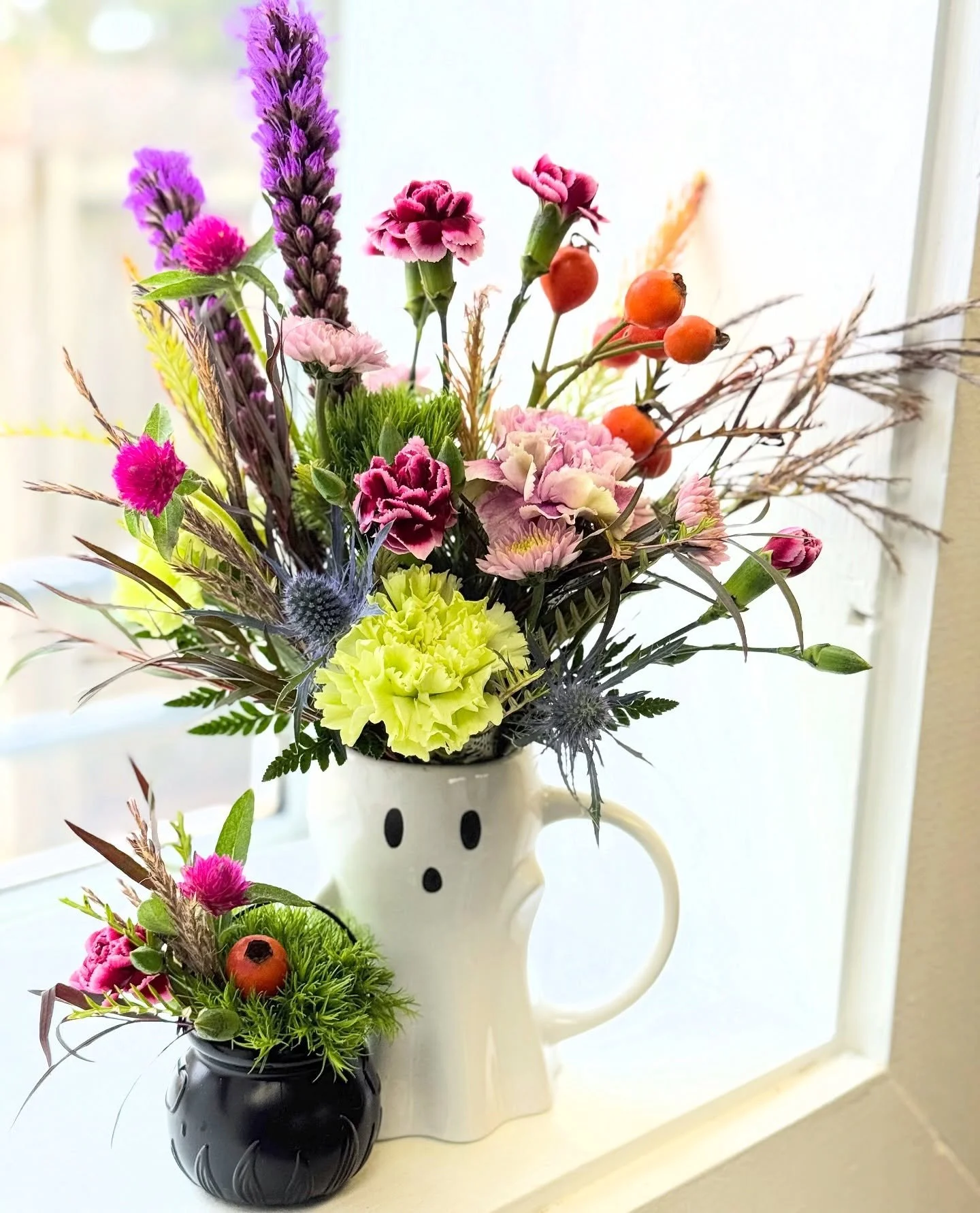 Ghosts, goblins and gorgeous blooms. 🎃🕸️ Our Boo + Brew Duo features a keepsake ghost mug and mini cauldron, each bubbling with seasonal blooms. 👻 Quantities are limited - snag yours before they vanish! Order by phone, online, or in the shop.⏳