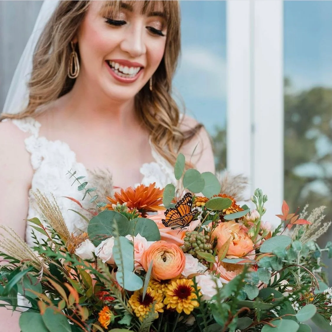 Wednesday magic π§‘π Monarchs meet fall blooms in this dreamy bouquet moment. β¨β¨
π· @thecartercollectiveco 
π @sparrowbeginnings