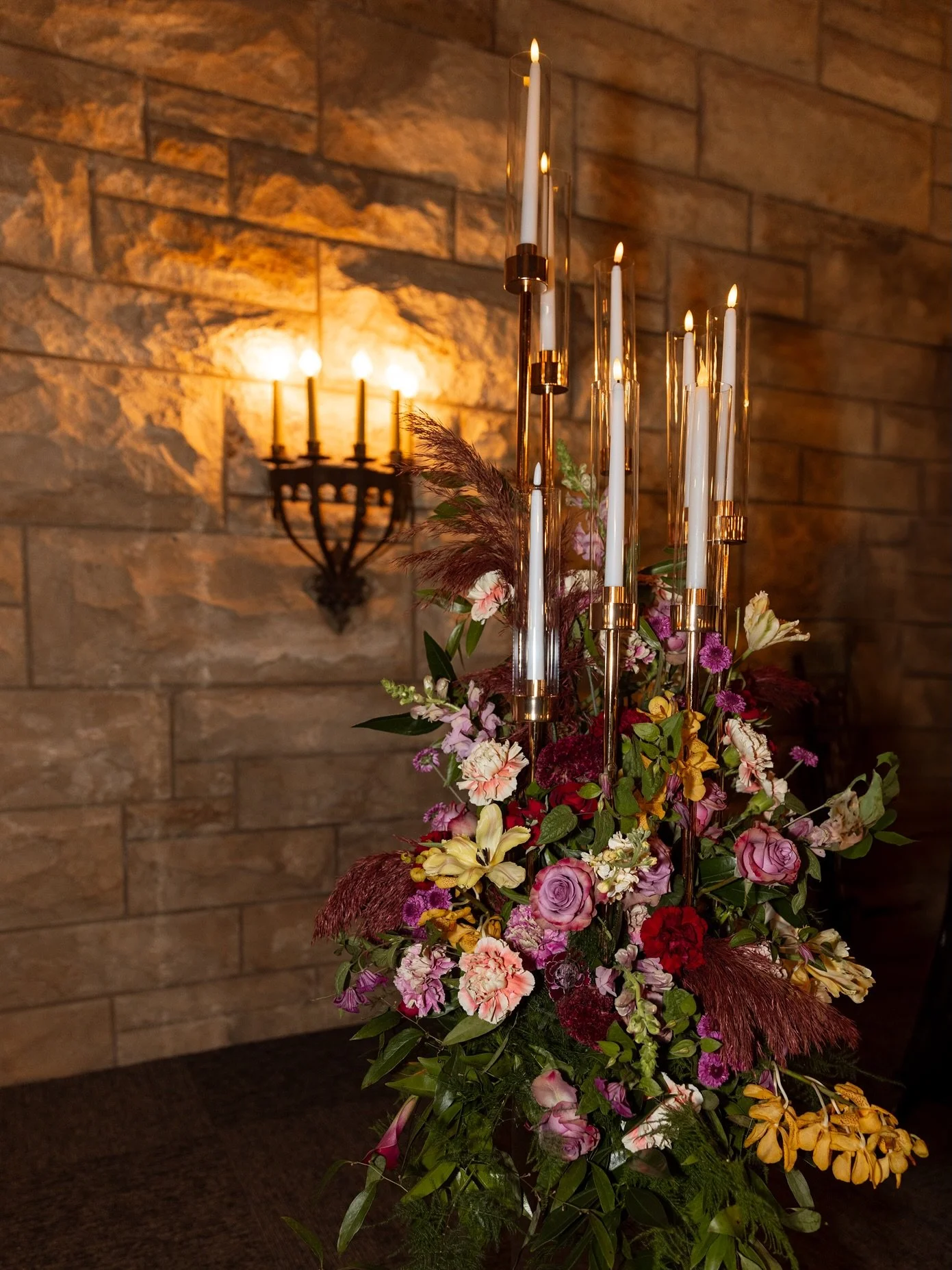 Last year’s Halloween wedding at the Marland Mansion still gives us chills—in the best way. π€πΈοΈ Moody, romantic, and just the right amount of spooky.
π· @k.summ.photo