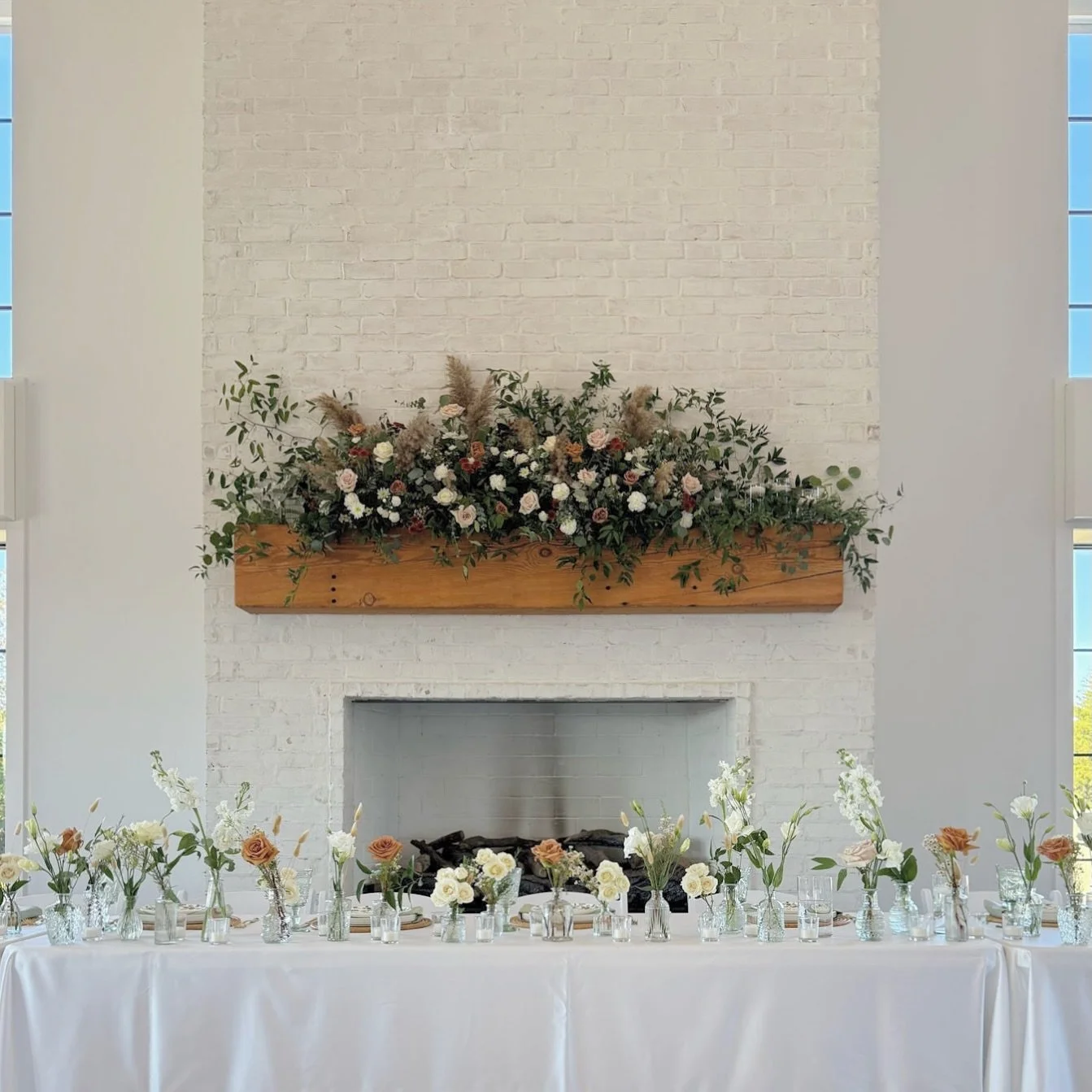 A fall head table moment 🤍 layered textures, soft light, and a mantle that made the whole room glow. 🤎🍁
📍 @therangeok