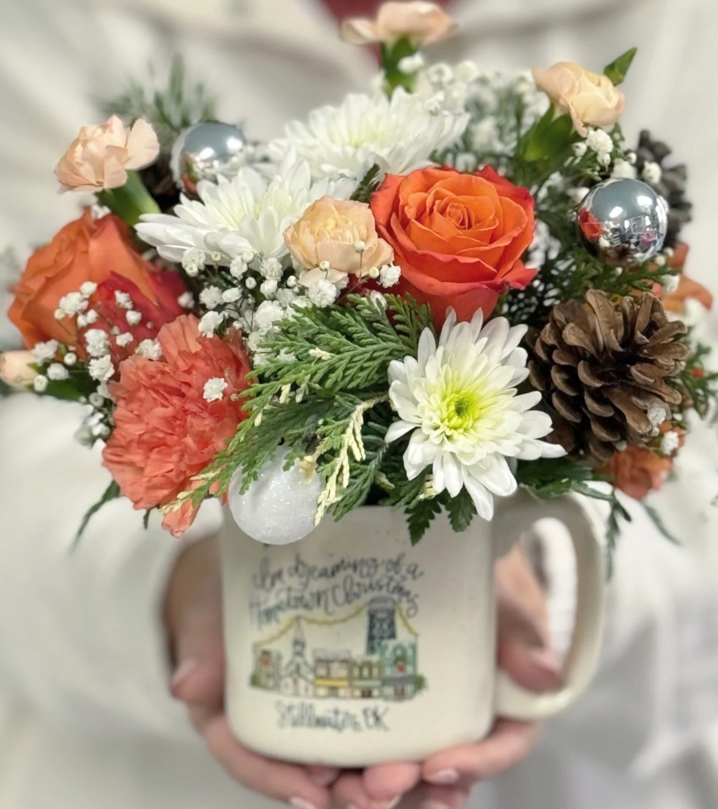 Easing into the holiday season the Stillwater way &mdash; oranges, soft peaches, a hint of pine, and a touch of hometown magic. 🍊✨
Designed in our &ldquo;I&rsquo;m Dreaming of a Hometown Christmas&rdquo; mug, it&rsquo;s subtle, sweet, and a perfect 