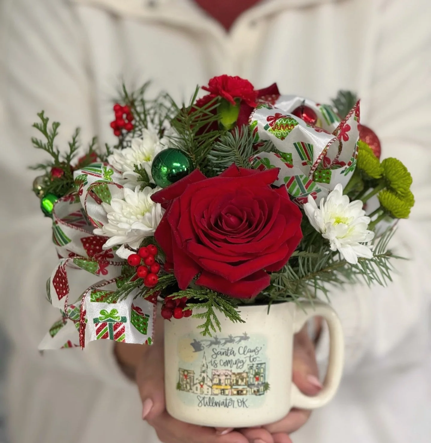A whole cozy Christmas moment &hellip; in a mug 🎄
Our Santa&rsquo;s Stillwater Mug Arrangement blends classic reds and whites with winter greens, berries, and a festive ribbon finished with small jingle bells. 🎅 Stillwater, he&rsquo;s definitely co
