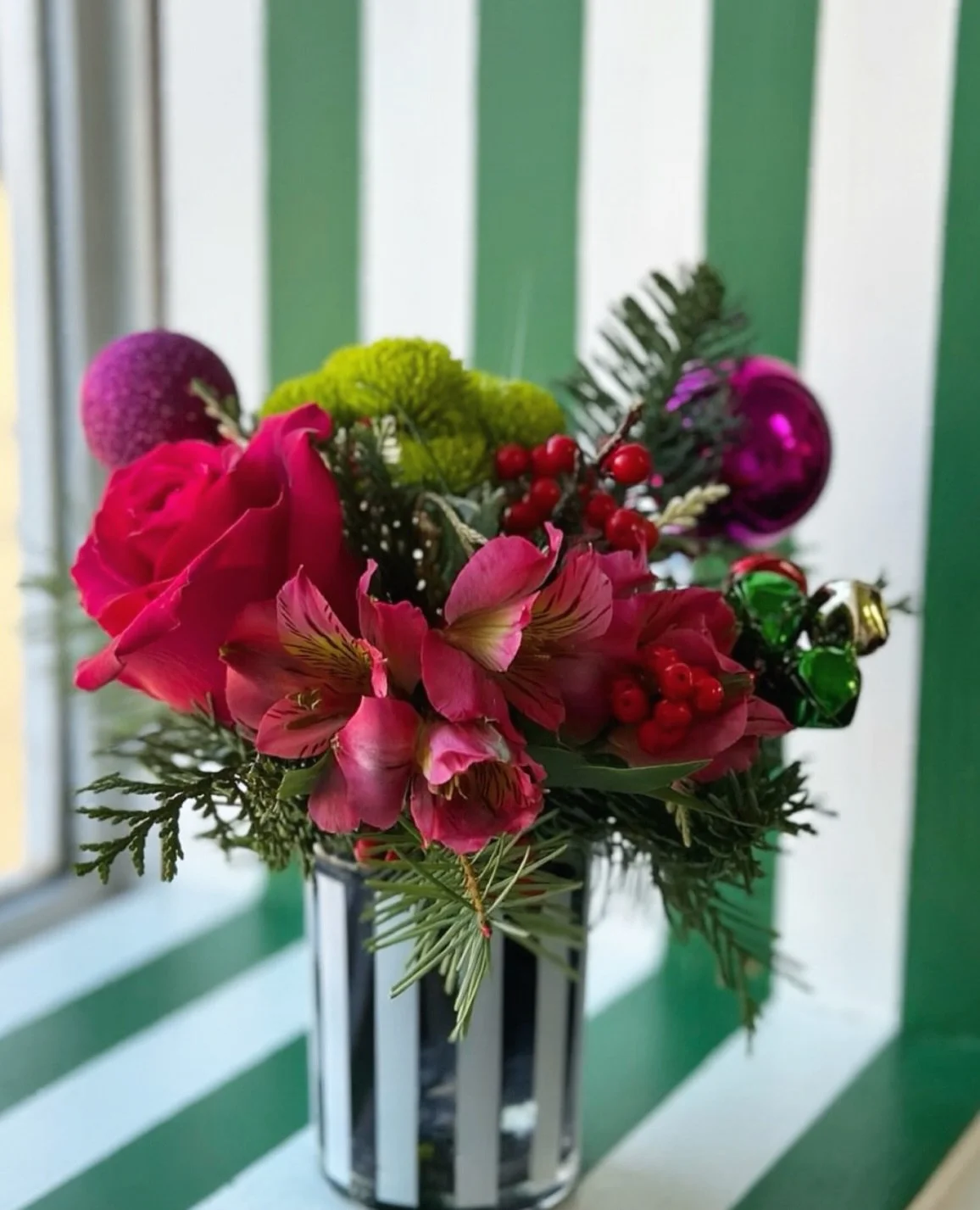 Big appreciation doesn&rsquo;t always need a big arrangement. Our mini Winter Flower Shots are the sweetest way to say I&rsquo;m thinking of you this season. 🎀✨ Pick one up or send one out - small size, meaningful moment. 🫶❄️