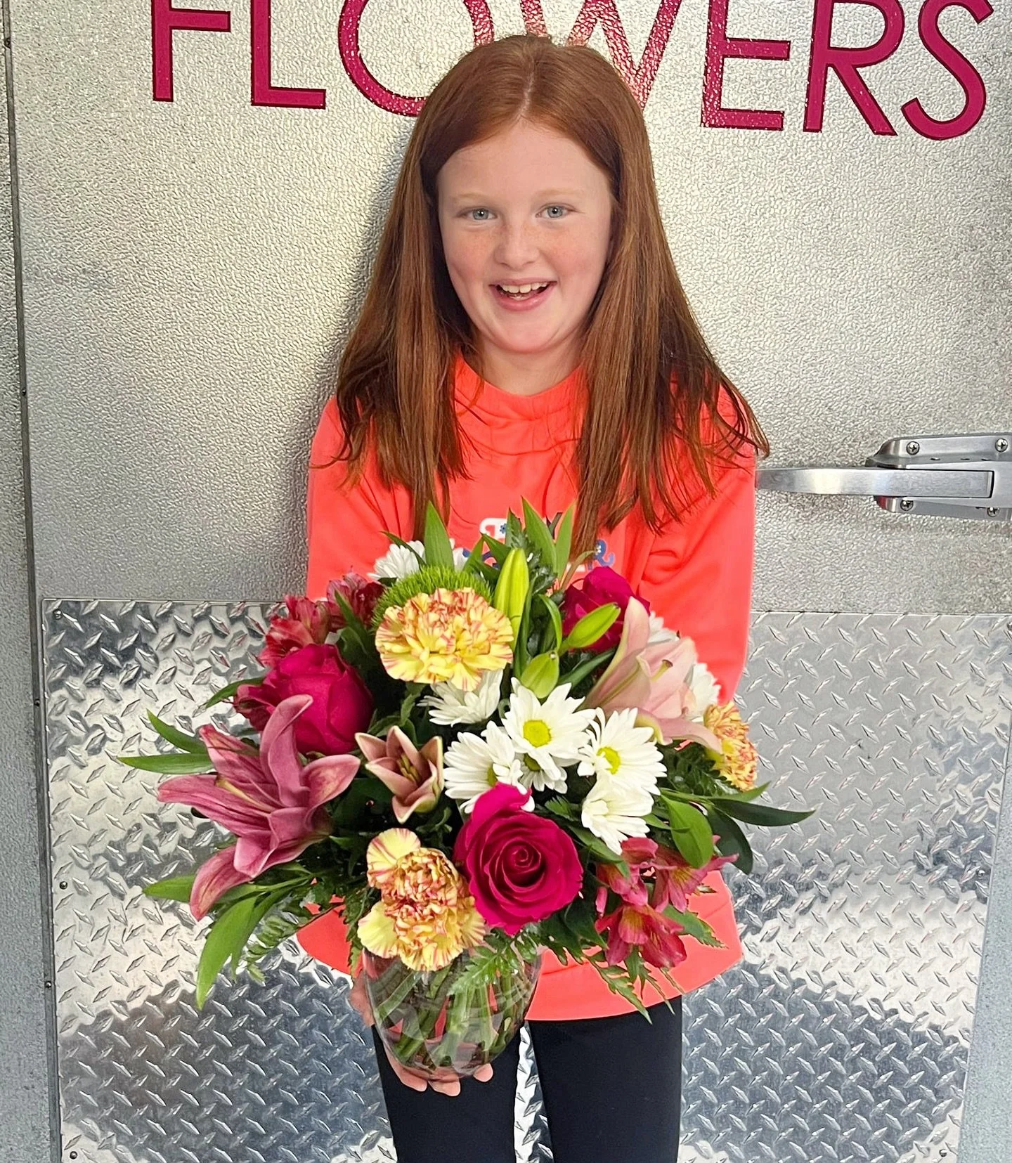 Saturdays at the shop feel a little extra sweet with smiles like this 💐😊 Whether you&rsquo;re celebrating, cheering someone up, or just adding color to your weekend, we&rsquo;ve got you covered! ✨ We&rsquo;re here 10&ndash;2 today, designing and de