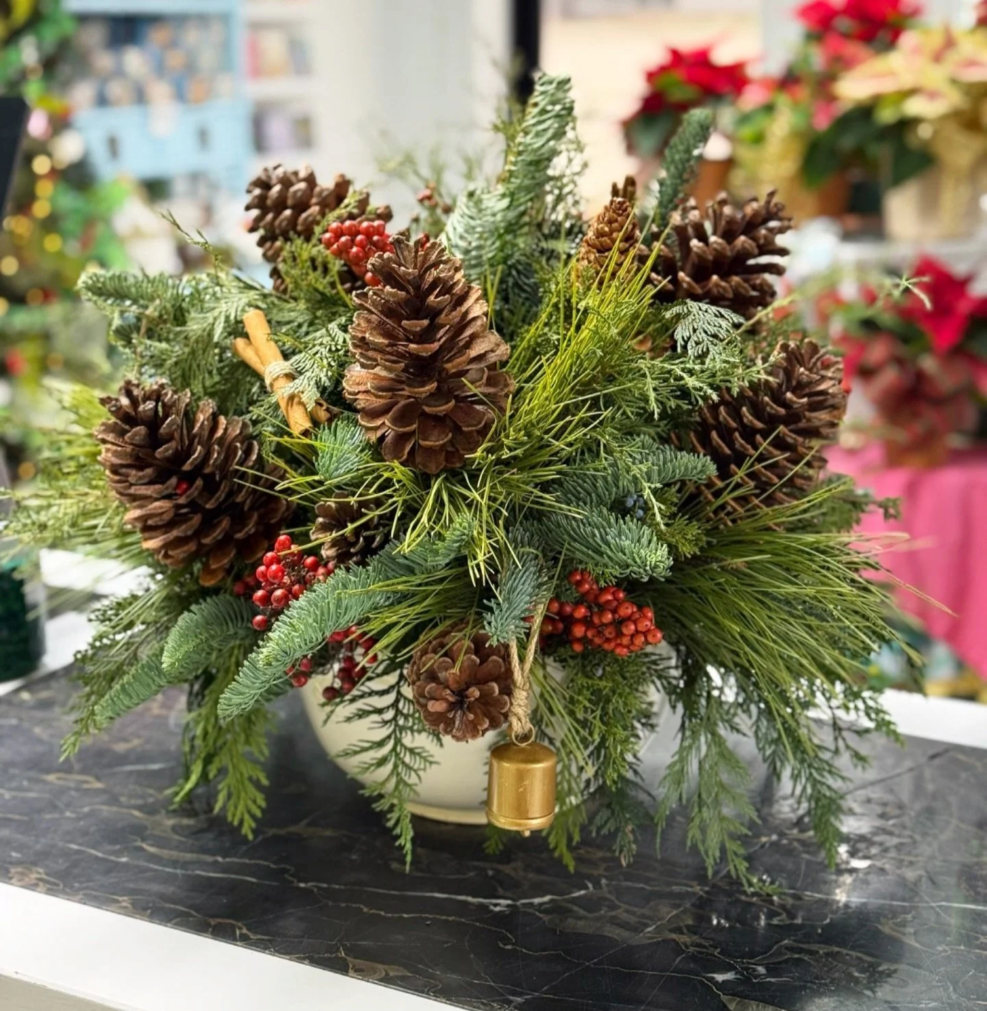 No blooms needed when pine, cedar, and winter berries show up like this. A classic Christmas arrangement that smells like the holidays and feels just right for a slow Sunday at home 🌲✨