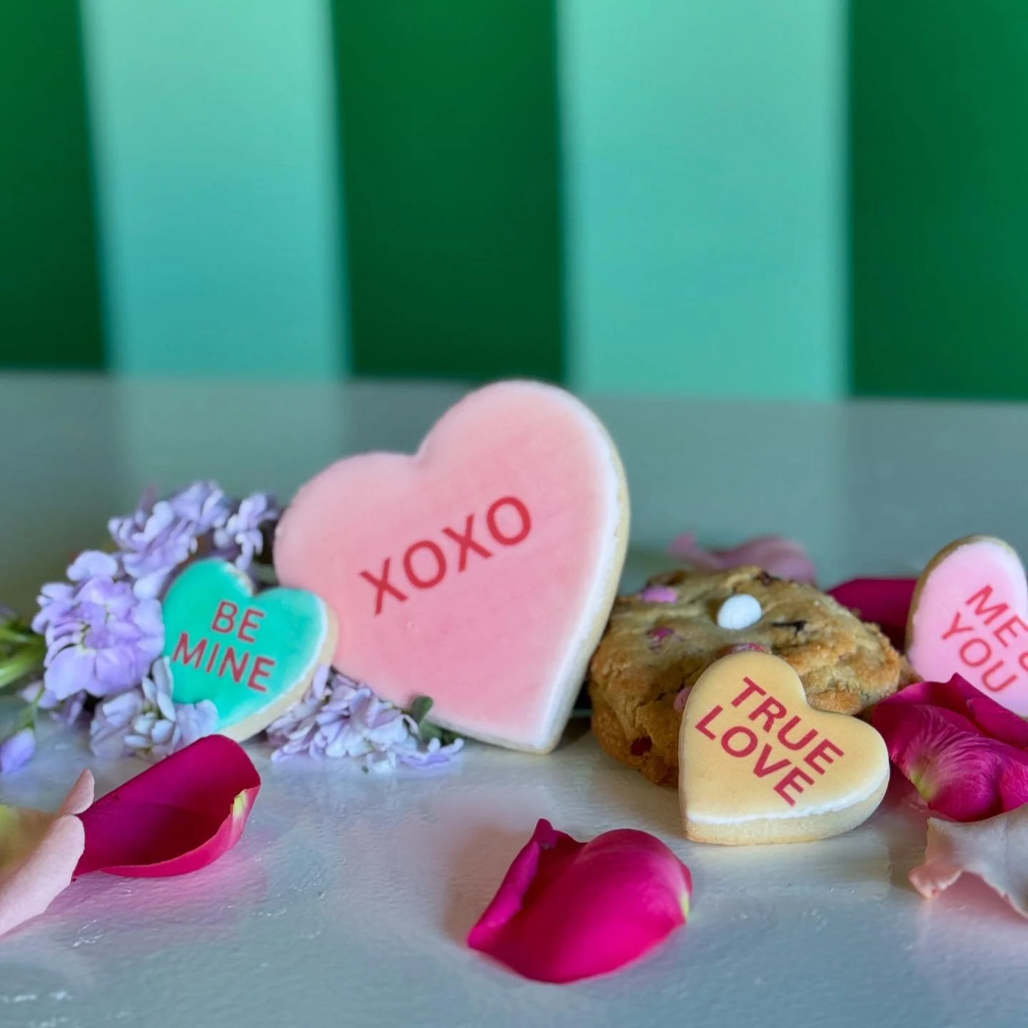 🩷🩵💛 Because love is local, we&rsquo;re teaming up with the amazing @dragonflydesserts21 this Valentine&rsquo;s Day! Turning up the sweetness with locally made cookies you can add to any GP floral order 🍪

Choose your treat:
💘 A mix of mini conve