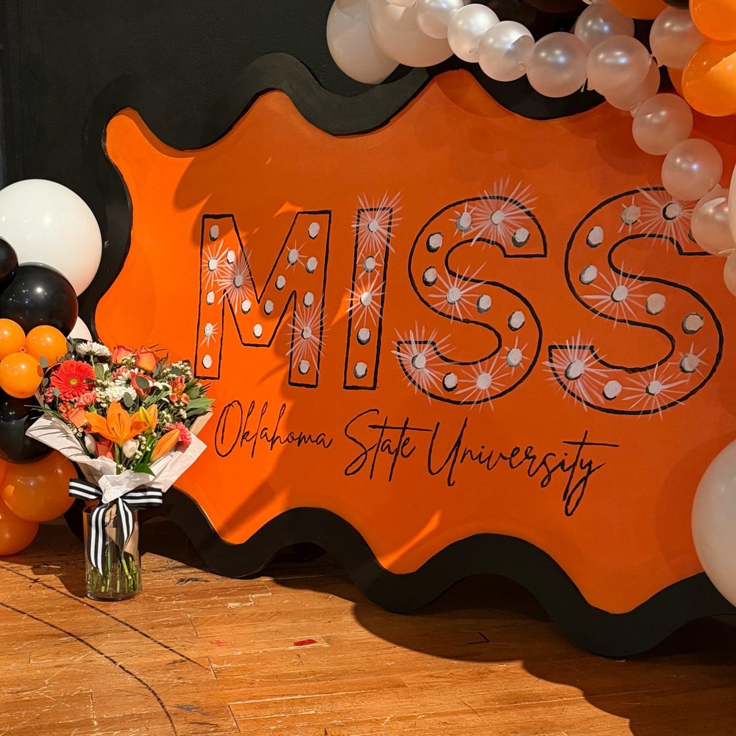 We&rsquo;re feeling extra orange today 🧡🌸
So honored to be the official florist of @missokstateok &mdash; because every crown deserves flowers that are just as stunning. 👑✨

From stage moments under the glow of the lights to celebration bouquets, 