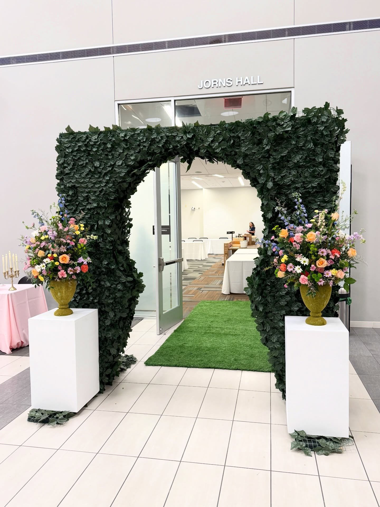 Down the rabbit hole we go. 🐇🌸
An Alice in Wonderland&ndash;inspired floral full of playful details and unexpected blooms.

We love getting to create pieces that feel a little magical and totally one-of-a-kind.
Dreaming up something unique? We&rsqu