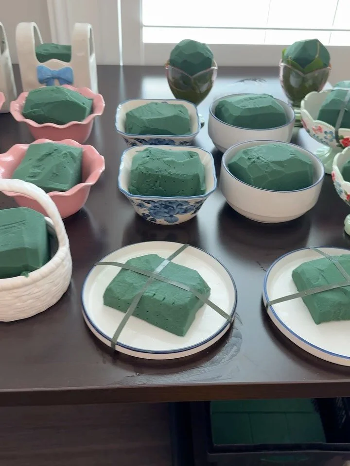 An evening of flowers at the new @okstatezta house 🌸 

Buckets of blooms, a little bit of a mess, and a whole lot of laughter along the way. Thank you to @greekhousechefs for sponsoring a flower workshop for house directors. 

And a big shoutouts to