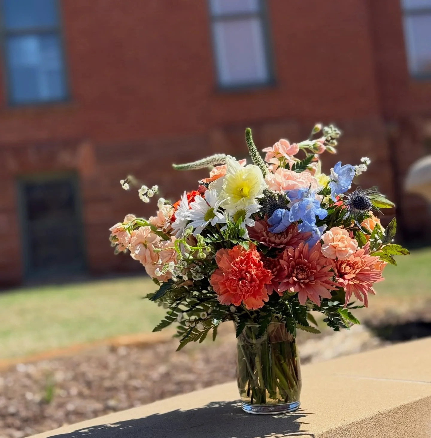 Happy Monday ☀️

Even though it&rsquo;s spring break around here, the flowers don&rsquo;t take a vacation. We&rsquo;re soaking up the sunshine, processing fresh blooms, and getting the shop ready for a week full of flowers.