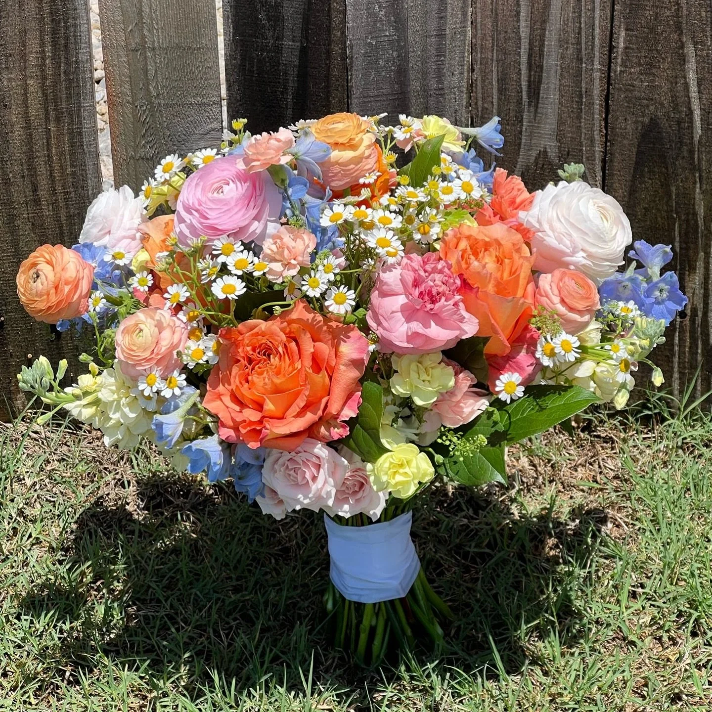 Bright blooms, freshly gathered and full of life 🌸✨
A bouquet for the bride that feels abundant, airy, and a little bit wild&mdash;paired with smaller versions for her girls. 💐

Nothing too perfect, nothing too planned&hellip;soft movement, layered