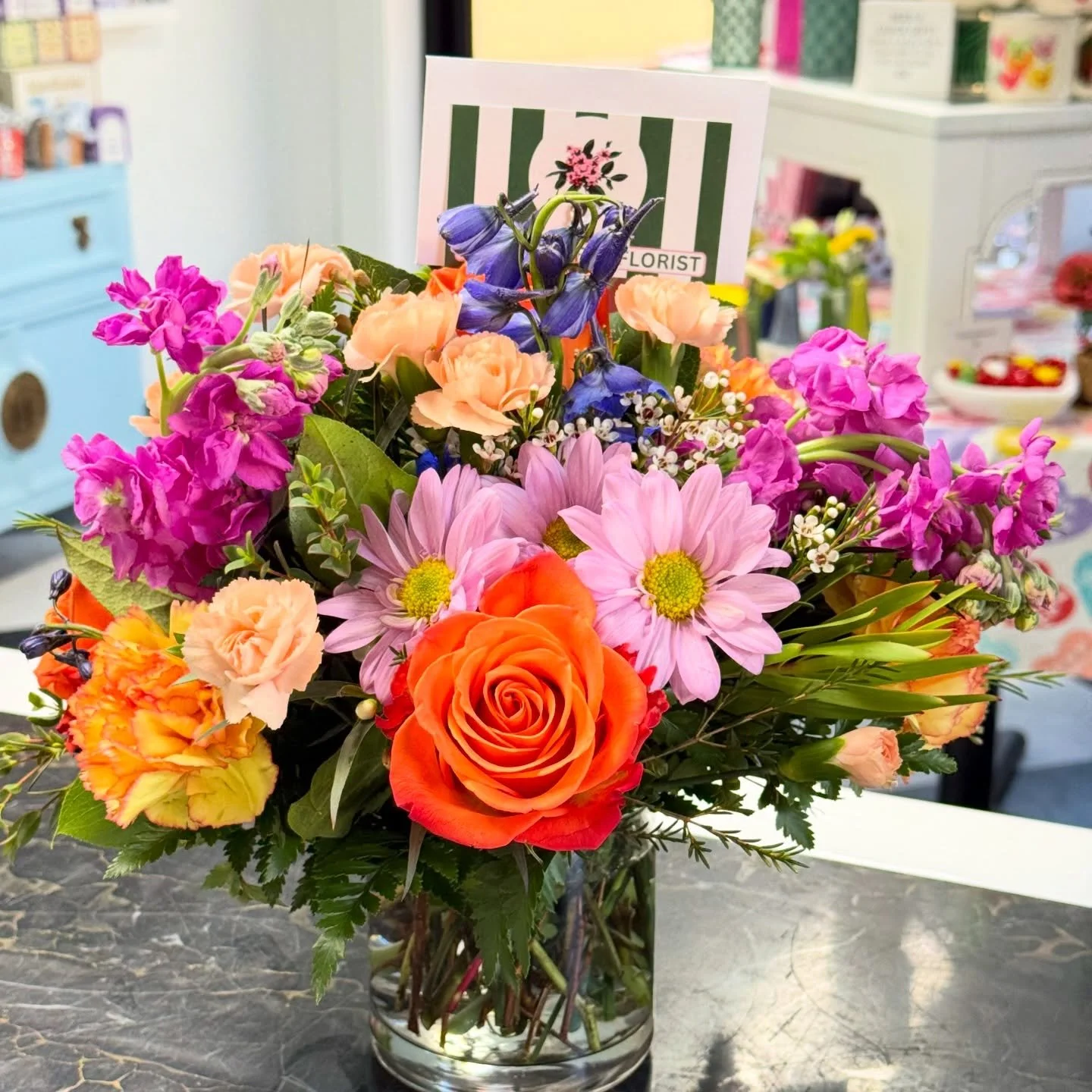 There&rsquo;s just something about a low arrangement that hits ✨
Full, lush, and spilling over with color&mdash;she doesn&rsquo;t need height to make a statement.

It&rsquo;s the kind of design that draws you in, sits effortlessly on the table, and m