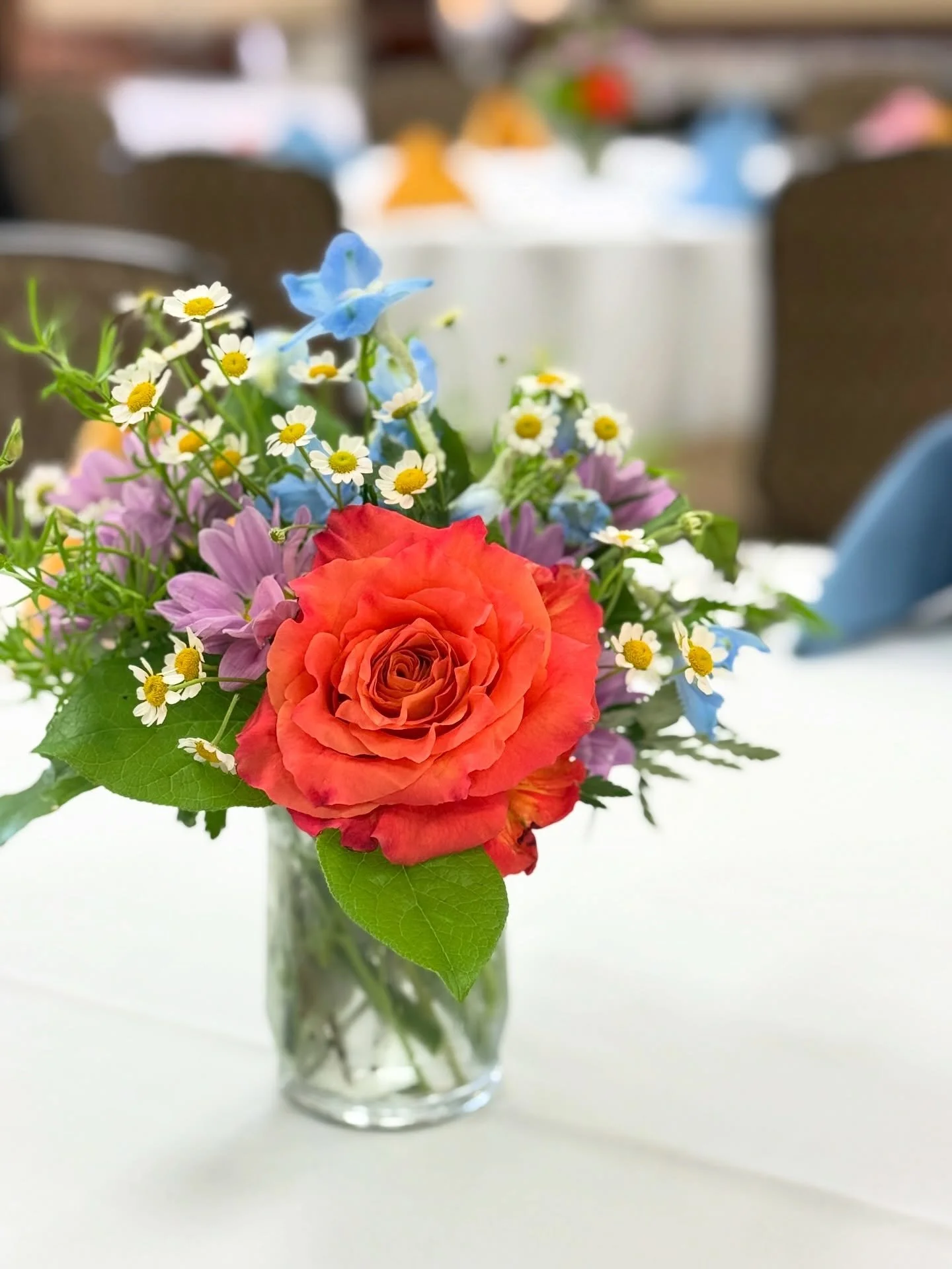 Keeping it low, simple, and full of color 💐 Because the right centerpiece doesn&rsquo;t have to be big to make an impact. GP is here to help make your next event feel just right.