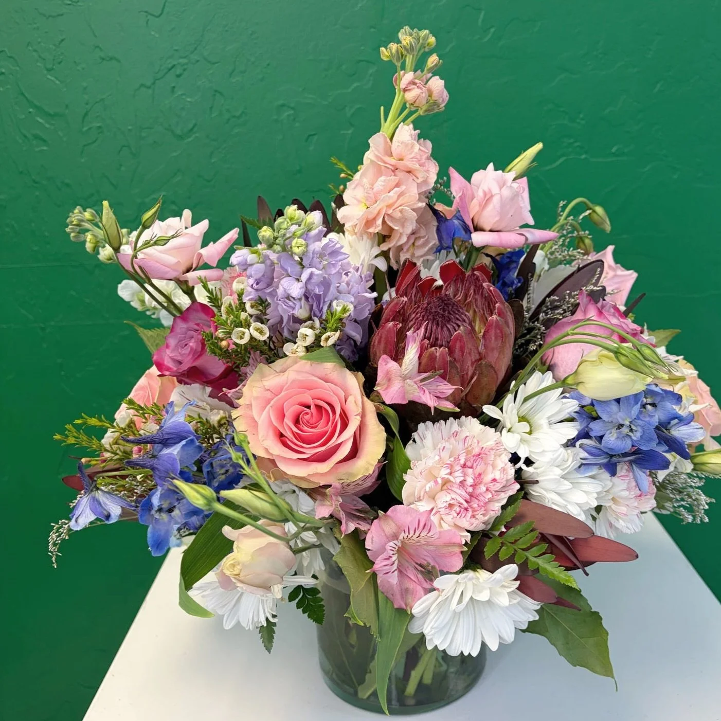 Get low. 🌸⬇️

Our modern low arrangements are having a moment - flower next to flower, colorful, and designed to make a statement without blocking the conversation. Perfect for dinner parties, coffee tables, or anyone who likes their flowers with a 