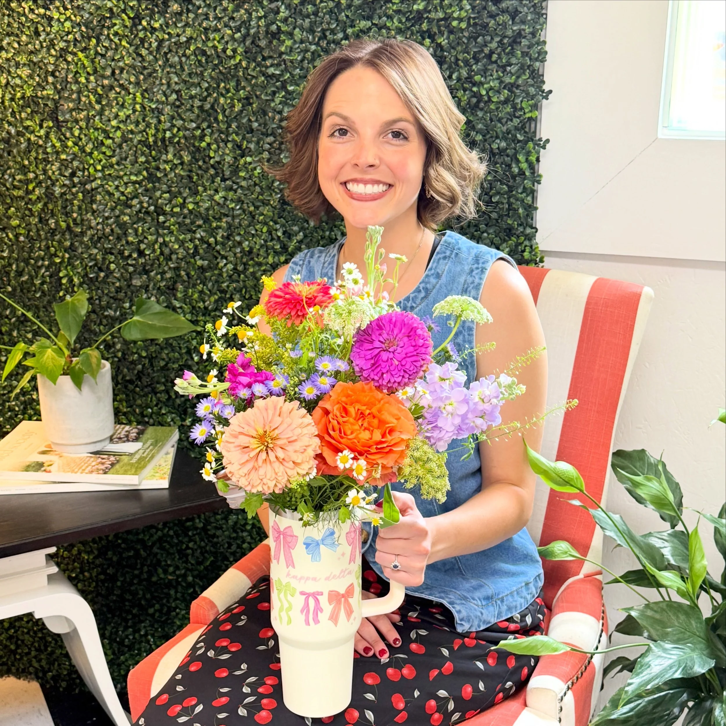 🎀 Bid Day Special 🎀

Nothing says &ldquo;Welcome Home&rdquo; quite like a 40oz Darling Effect Bow Tumbler overflowing with colorful blooms waiting for her when she walks into her new sorority house. 🌸

🧡 Every Bid Day Special includes:
&bull; A 4