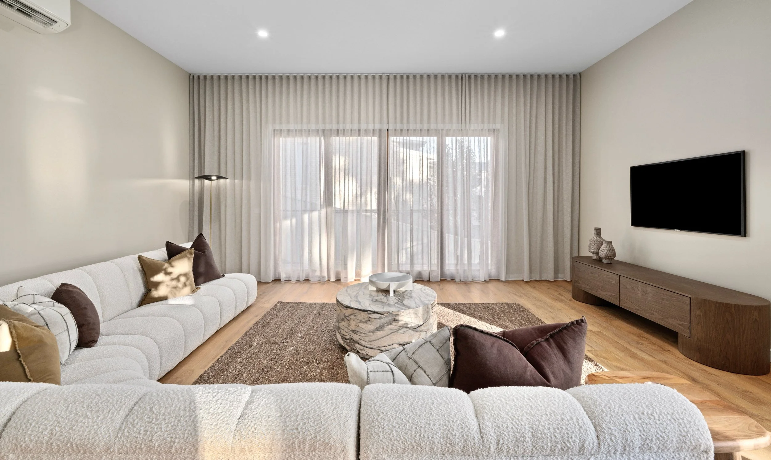 Recently SOLD.

Strategic styling, a refined palette and quality finishes came together to showcase this home at its best - creating strong buyer interest and a quick result.

Beautifully built by Davis Sanders Homes, this project highlights the impa