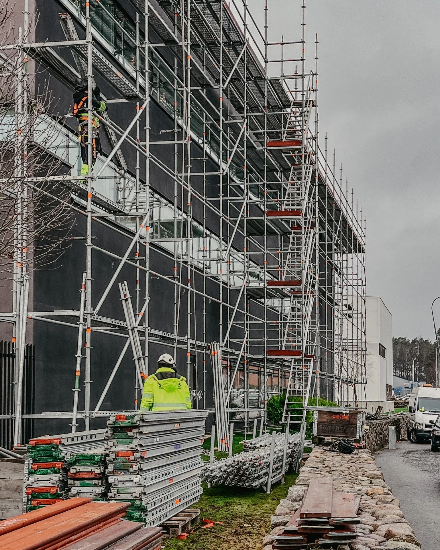 St&auml;llningen p&aring; plats &ndash; ett steg n&auml;rmare n&auml;sta v&aring;ning! 
I b&ouml;rjan av december var vi en bra bit in i arbetet p&aring; IV Produkt i V&auml;xj&ouml;. H&auml;r bygger Dynacon p&aring; ytterligare en v&aring;ning och v