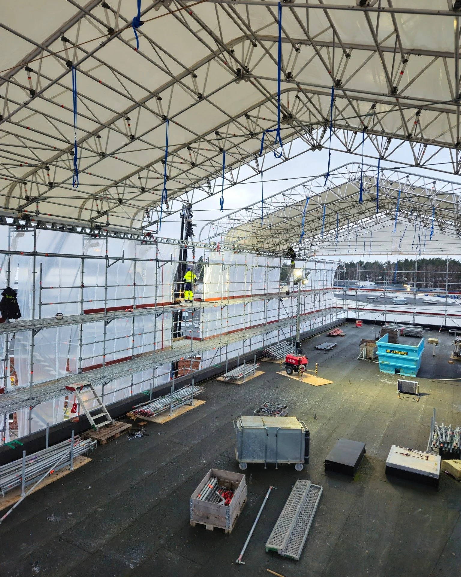 Just nu jobbar vi p&aring; IV Produkter i V&auml;xj&ouml; &aring;t Dynacon. V&auml;derskyddet tar form och det k&auml;nns alltid lika kul att se id&eacute;er bli verklighet. Varje projekt &auml;r ett nytt &auml;ventyr och varje byggnad en ny m&ouml;j