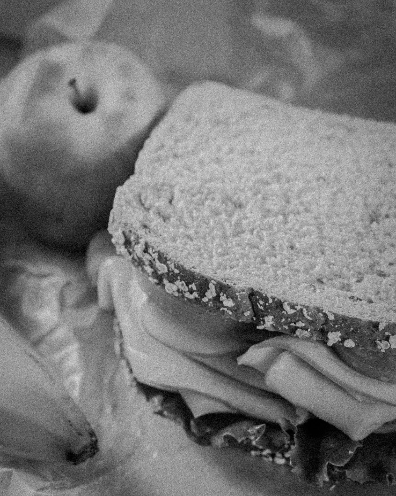 Klockan &auml;r lunch och vi sitter d&auml;r i skuggan med matl&aring;dan framf&ouml;r oss. Vinden b&auml;r skratten h&ouml;gt &ouml;ver byggarbetsplatsen. Sm&aring; stunder som g&ouml;r det h&auml;r ganska slitiga jobbet m&auml;nskligt.