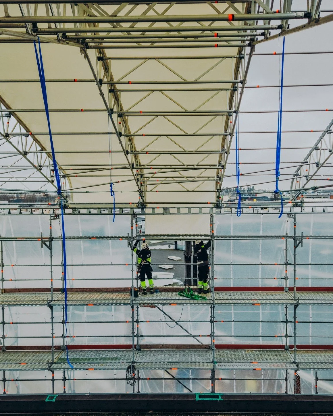 P&aring; bygget finns inget utrymme f&ouml;r ensamhet. I bl&aring;st, regn eller stekande sol st&aring;r vi tillsammans, planerar, lyfter och l&ouml;ser problem sida vid sida. Varje r&ouml;relse, varje beslut, &auml;r beroende av att vi litar p&aring