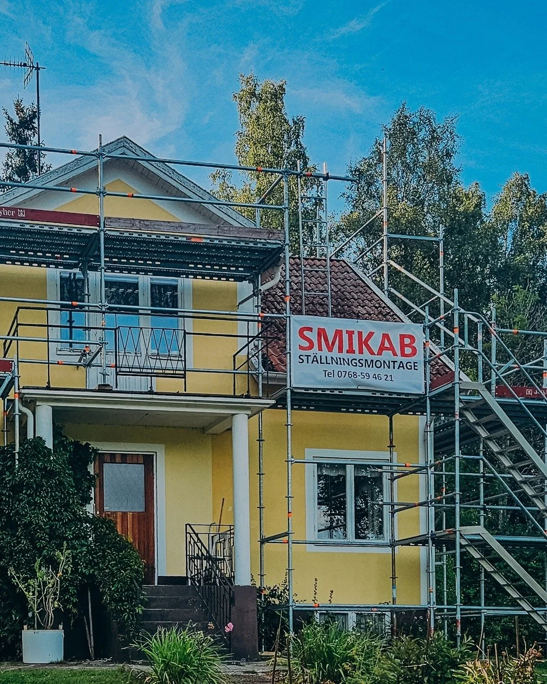 rDet n&auml;rmar sig v&aring;rens och sommarens alla renoveringar. Ska du m&aring;la om villan, byta tak eller putsa fasaden? En stabil st&auml;llning g&ouml;r jobbet b&aring;de roligare, snabbare och framf&ouml;rallt s&auml;krare &auml;n att balanse