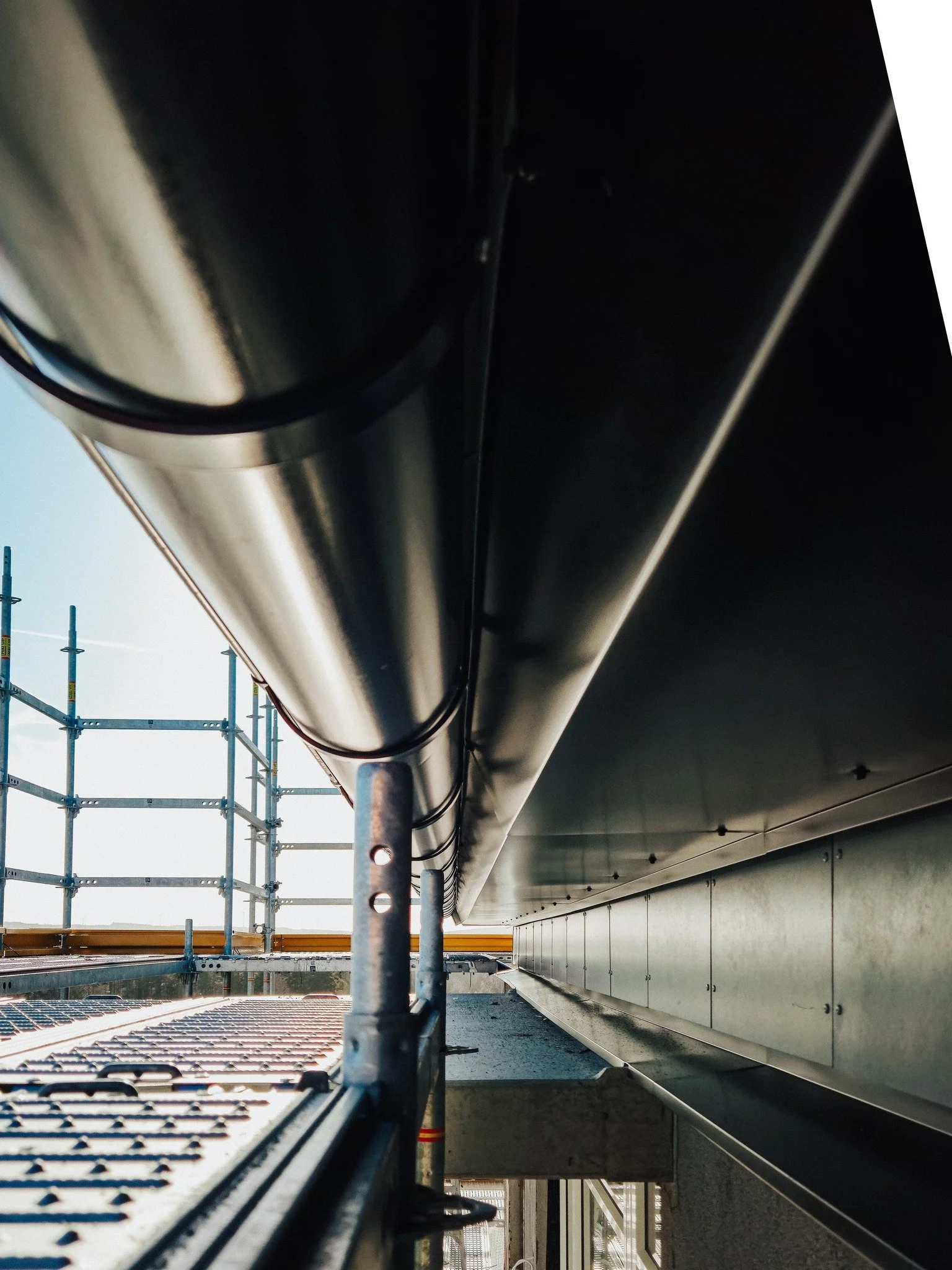 Ofta m&auml;rks vi inte f&ouml;rr&auml;n vi &auml;r borta. En byggst&auml;llning &auml;r det tysta hantverket som m&ouml;jligg&ouml;r allt det fina &ndash; de nym&aring;lade f&ouml;nstren, det lagade teglet eller den nya tillbyggnaden. 

Vi &auml;r s