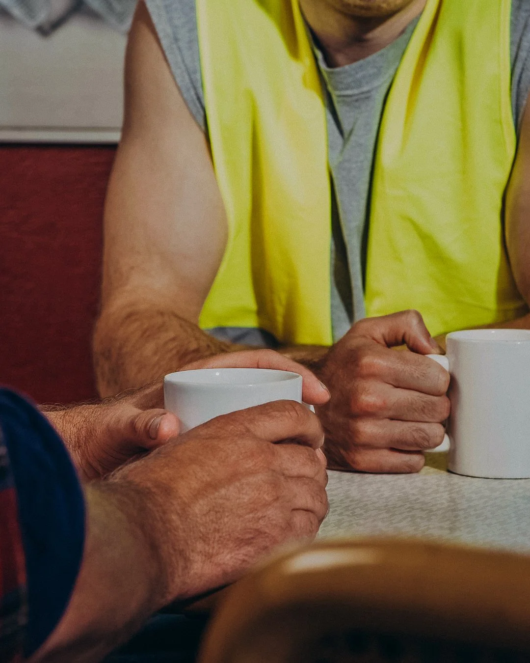 Bakom varje f&auml;rdigst&auml;lld st&auml;llning finns ett g&auml;ng som skrattar ihop, sliter ihop och dricker kaffe ihop (kanske det viktigaste!).

Gemenskapen p&aring; SMIKAB &auml;r det som g&ouml;r att vi orkar de h&auml;r tidiga morgnarna och 