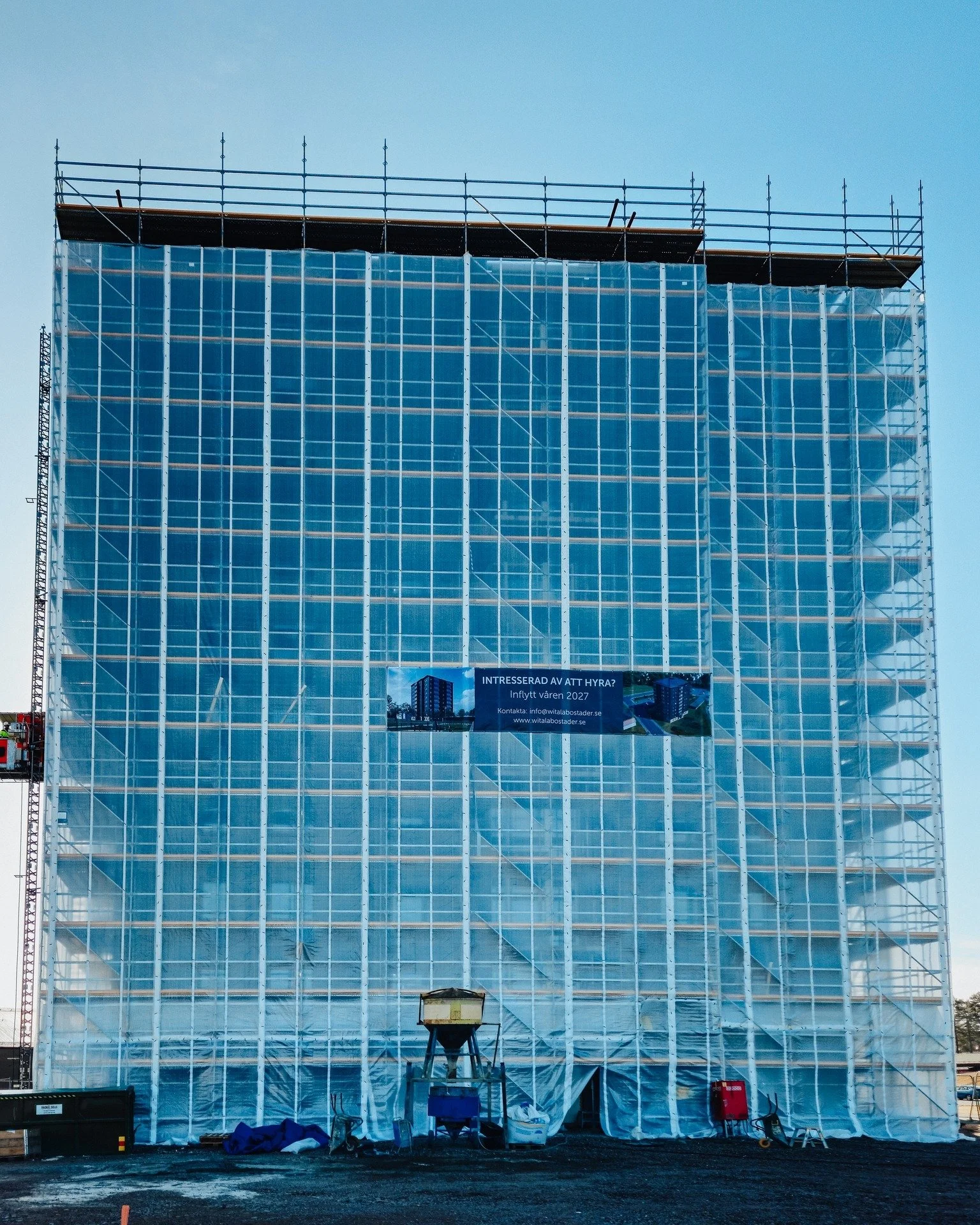 Visste du att en korrekt monterad st&auml;llning inte bara skyddar mot fall, utan ocks&aring; f&ouml;rb&auml;ttrar ergonomin f&ouml;r dem som arbetar p&aring; den? 📐 Genom att optimera arbetsh&ouml;jden sparar vi p&aring; b&aring;de ryggar och nacka