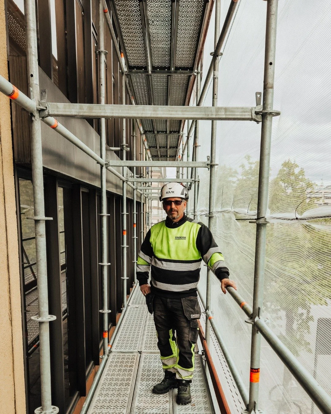 Vi p&aring; SMIKAB St&auml;llningsmontage i Kronoberg AB &auml;r verksamma i Kronoberg med omnejd och k&auml;nner till b&aring;de projekten, akt&ouml;rerna och f&ouml;ruts&auml;ttningarna.

Det g&ouml;r att vi kan agera snabbt, vara flexibla och leve