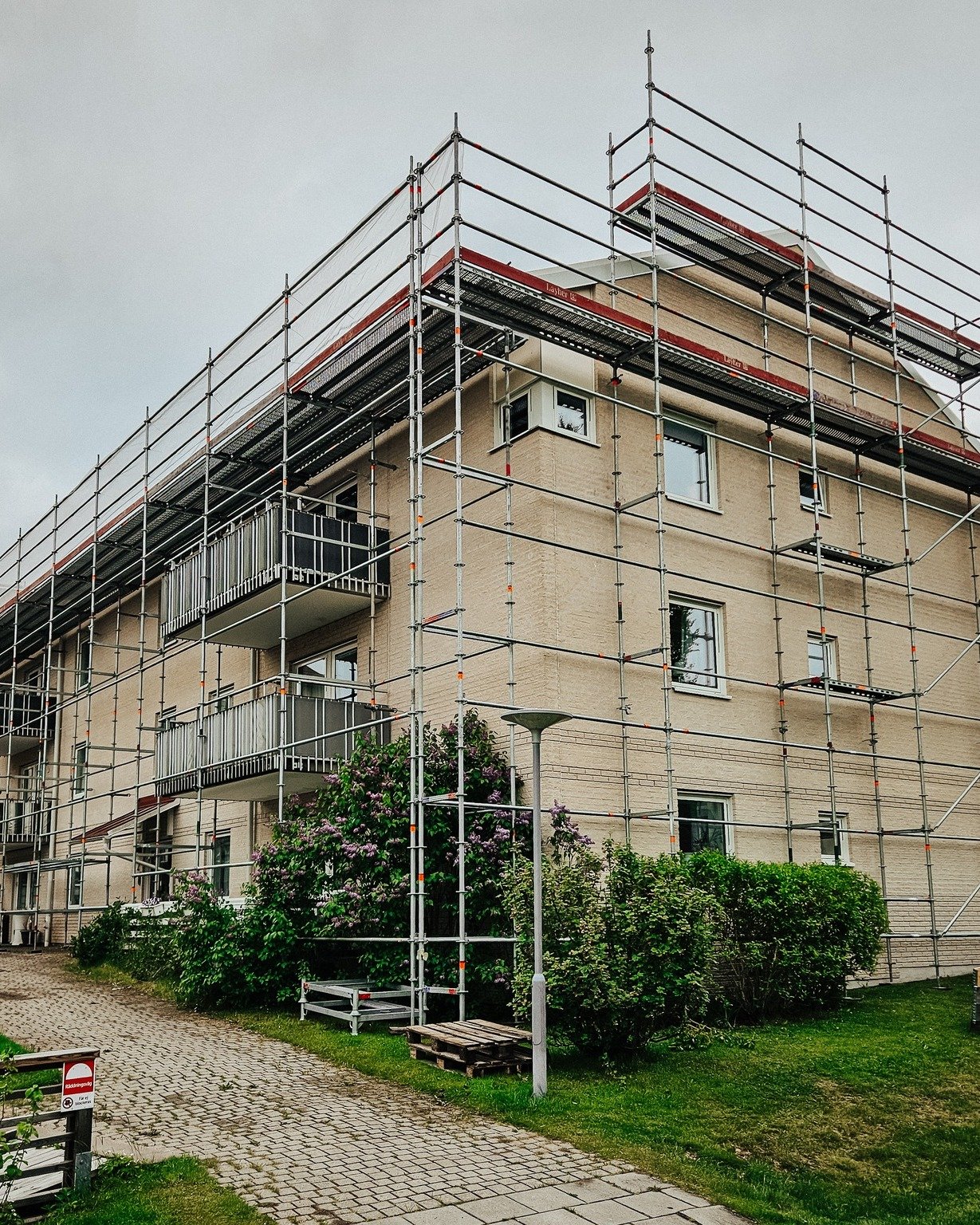 S&auml;kra h&ouml;jder f&ouml;r takbyte p&aring; Kampen i V&auml;xj&ouml;! 🏢🔨

Just nu hittar ni den h&auml;r rej&auml;la SMIKAB-st&auml;llningen p&aring; Kampen i V&auml;xj&ouml;, d&auml;r vi har n&ouml;jet att underl&auml;tta takbytet &aring;t v&