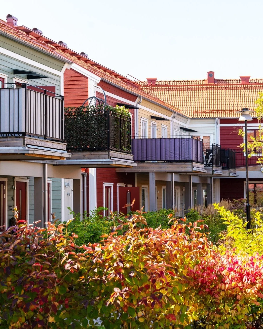 Fredagshälsningar från Mariefred! 🍁🍂
#flerbostadshus #bostadsrättsförening #bostadsprojekt #kedjehus #nyproduktion #bostadsområde #nybyggt #arkitektur #bostadsdesign #svenskbyggnation #hållbartbyggande #moderntboen