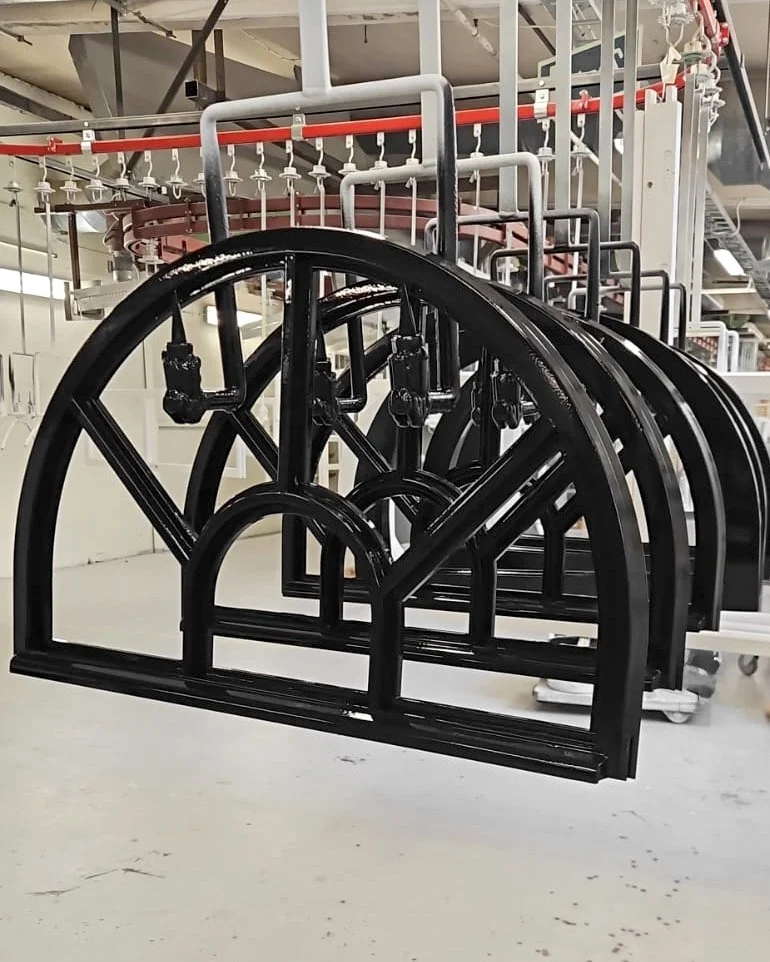 Svart, välvt och spröjsat - det måste väl ändå betyda att något väldigt vackert renoveras eller byggs där ute just nu?
#klassiskafönster #välvdafönster #sekelskiftesfönster #nyttiga