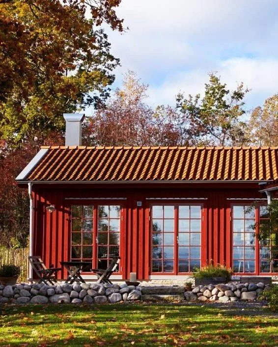 Stora glaspartier som suddar gränserna mellan ute och inne - härligt nu när dagarna upplevs som kortare!
#fönsterdörr #spröjs #rödafönster #faluröd #spröjsadefönster #nyttigammalstil #orangeri