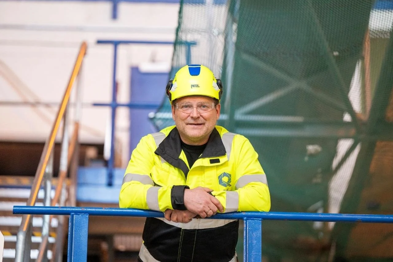 The Quartz Corp, bilde av smilende mann med synlighetstøy