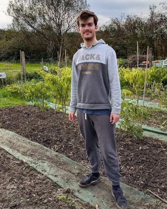 Il y a du nouveau dans l'&eacute;quipe ✨

📷 La voici la voil&agrave;, la traditionnelle photo d'arriv&eacute;e d'un nouveau membre de l'asso. 

🤗 Nous sommes donc ravis d'accueillir Gary pour un nouveau service civique de 8 mois.  Au programme, act